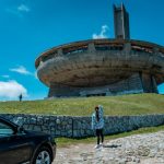 Летищен изглед към Хълм ВИВ България с модерна архитектура, панорамна гледка и природна красота.