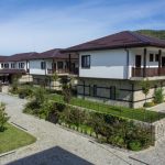 Основа за селска къща в България с модерна архитектура и живописен двор.