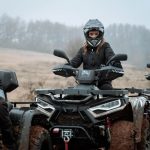 Колоритна снимка на хора, каращи ATV на открито в природата. Свободно време и приключения в България – Hillview Bulgaria.