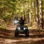 Квалифицирано каране на ATV в гористата природа на ХилВю Булгария.