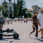 Ксило електрически скутери на Hillview Bulgaria в градска среда.