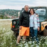 50. alt text: Влюбени хора в полето с диви цветя пред джип на Hillview Bulgaria.