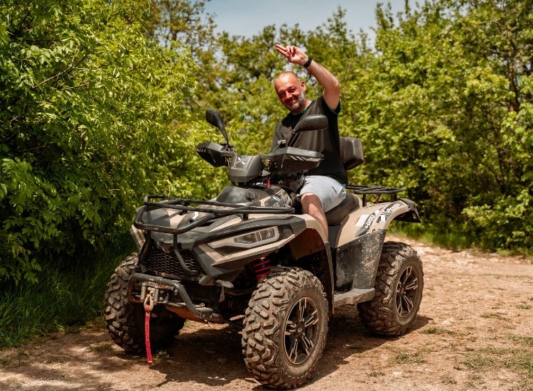 Рекламна снимка на ATV на Hillview Bulgaria, приключения в природата.