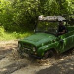 1. Зелен 4x4 автомобил в горист пейзаж в България.
