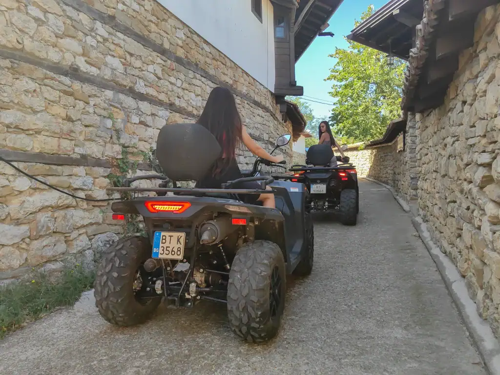 Квартално пътешествие с квадроцикл в България.