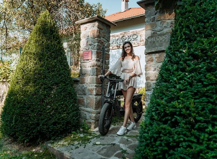 Велосипед на жена пред вход към Hillview Bulgaria, туристическа дестинация в България.
