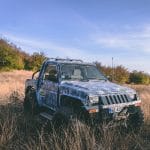 Автомобил на полето, модел Jeep, за приключения в природата.