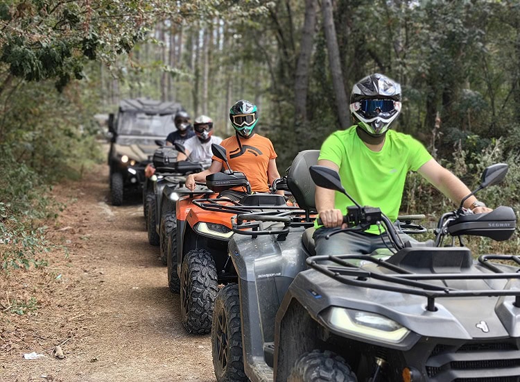 1. Възрастни на каране на ATV в природна обстановка в България.