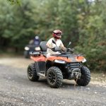 Патриотично ATV в гората с човек в защитна каска, приключенски тур на Hillview Bulgaria.