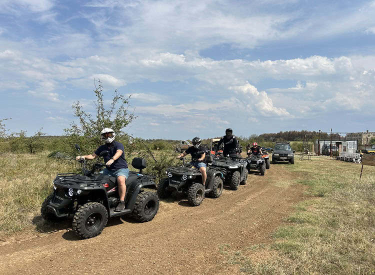1. Участници на ATV приключение в България, природни пейзажи и забавление на открито.