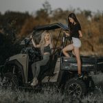 Екшън фото на две млади жени с ATV в природен пейзаж.