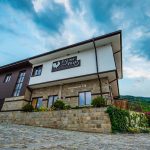 Екстериор на хотелски комплекс Hillview Bulgaria с природен пейзаж в задния план.