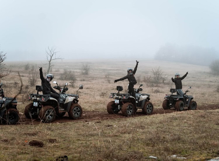 тройка ATV на поляната, приключения в България, Hillview Bulgaria, еко туризъм, офроуд парк.