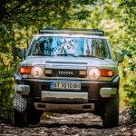 Автомобил Toyota в гората, туризъм и приключения в България.