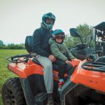 Деца кара ATV в Хилуийю България, селски туризъм и приключения.