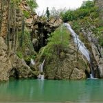Водопад в България, природен ландшафт, зелена вода, туристическа атракция.